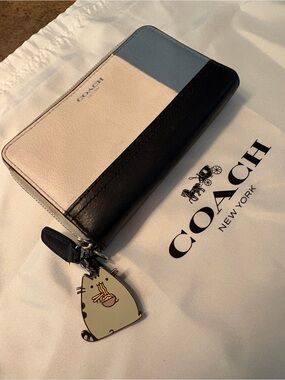 Coach Leather Colorblock Zip Wallet, black, white, light blue Pusheen Keychain